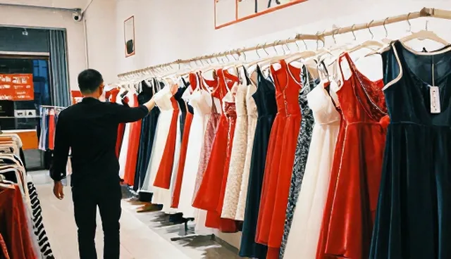 节日礼服套装如何选择？批发供货需要注意什么？